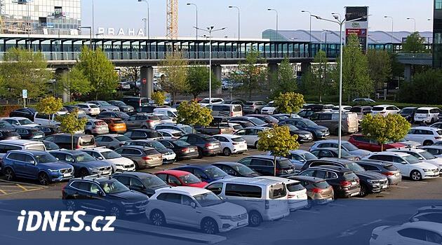 Tatil bitiminde havalimanındaki otoparkın dolduğu, sadece daha pahalı yerlerin kaldığı bildiriliyor