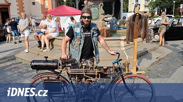 Buharlı bisikletin sahibi, bunun bir rüyanın gerçekleşmesi olduğunu söylüyor. Çerçeveyi eski bir Esky'den yaptı