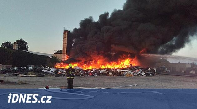 Lovosice'de bir lastik deposu yanıyor, dokuz itfaiye müdahale ediyor