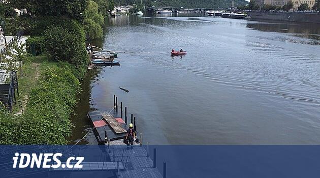 Dizelin Prag'daki Vltava nehrine sızdığı anlaşılıyor, itfaiyeciler olay yerinde