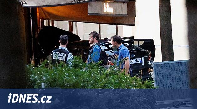 Paris'te bir araba barın terasına çarptı, bir kişi hayatını kaybetti