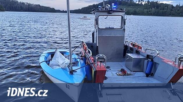 Rüzgar, Sečská barajındaki yelkenliyi devirdi, mürettebat ve tekne itfaiyeciler tarafından çıkarıldı.