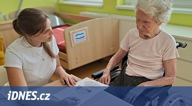 Öğrenciler üç yıldır adadaki Alzheimer Evi'ndeki müşterilerin hayatlarını zenginleştiriyor