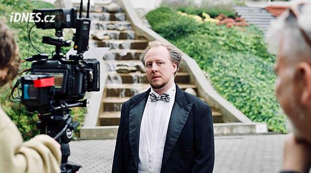 Štěpán Kozub şefi canlandırıyor. Mír Tiyatrosu komedi filmi Doernky'yi çekiyor