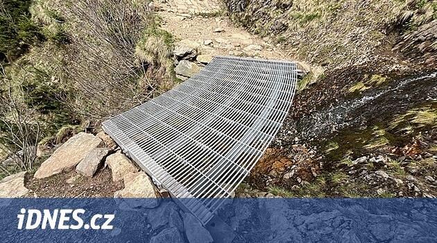 Dev Madenden Sněžka'ya giden yol kapalı, su şebekesindeki köprüyü onarıyorlar