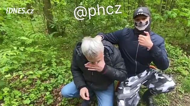 V kauze lovců pedofilů obžalovali 11 lidí. Vydávali se za dívky, chtivé muže ztýrali