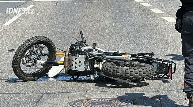 Young Woman Killed After Car Drives Wrong Way and Hits Motorcycles in Blansko - News Directory 3