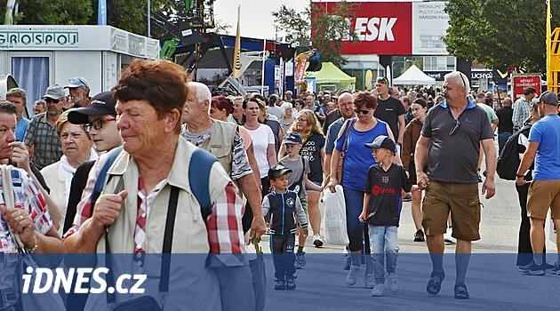 Budějovice sergi merkezi değişiyor. Planda bir otel ve Vltava Nehri üzerinde bir yaya köprüsü yer alıyor