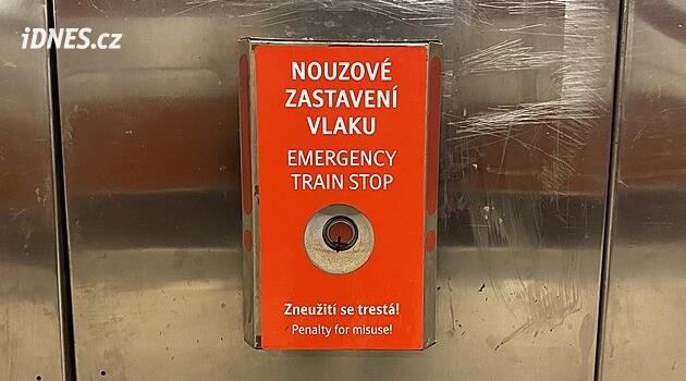 Nouzové tlačítko v metru zachránilo seniorku. Souprava zastavila těsně před ní