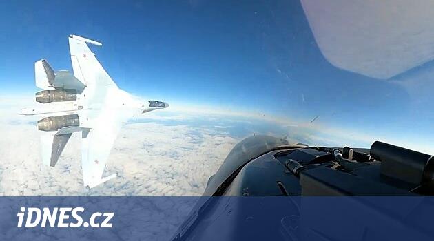 Ruská stíhačka proletěla kolem americké dost těsně - iDNES.cz