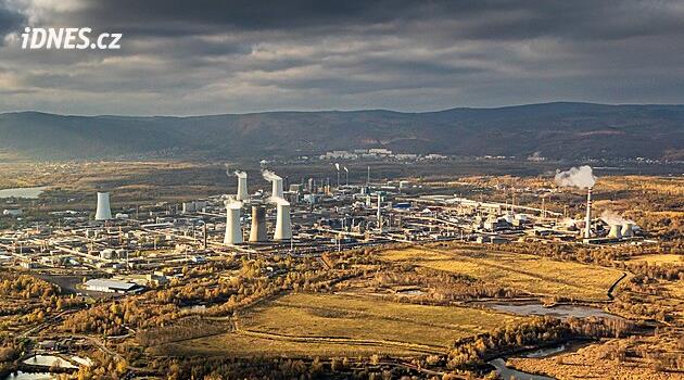 Smrt v litvínovské chemičce. Pracovník propadl roštem do běžícího ventilátoru