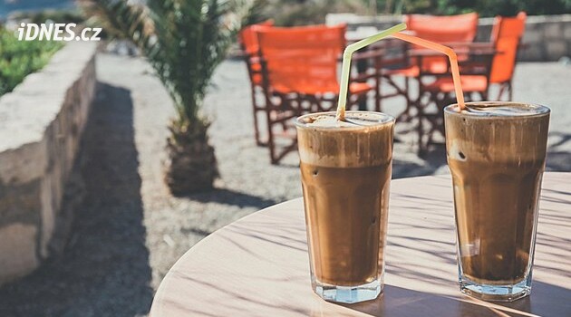Frappé má dnes svátek. Slavný nápoj vznikl jen proto, že nebyla horká voda