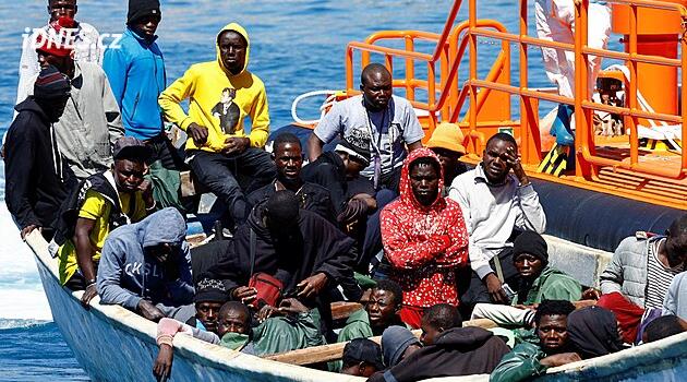 Britské a francouzské lodě zachránily v Lamanšském průlivu 157 migrantů z hořícího člunu