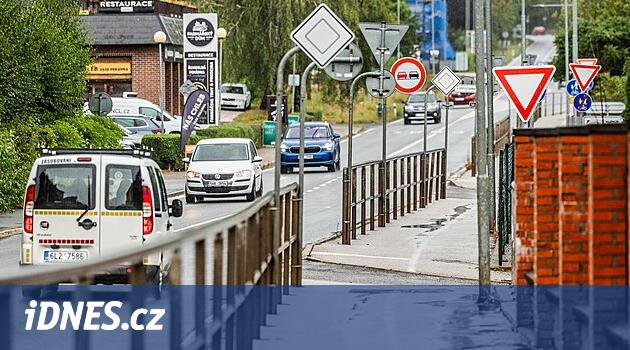 Výjezd z Vrchlabí je prošpikovaný značkami. Cyklostezku by jinak ...