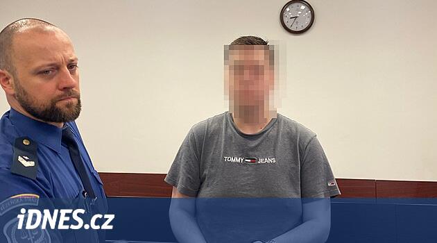 Genç bir adam üniversite öğrencilerinden yararlanmaya çalıştı, savunmayı değiştirmek istiyor