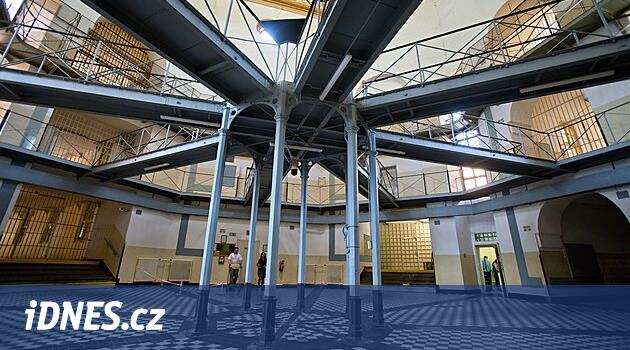 Borech'teki mahkum hücrede bir yatak yaktı ve üç aşırma hastaneye kaldırıldı