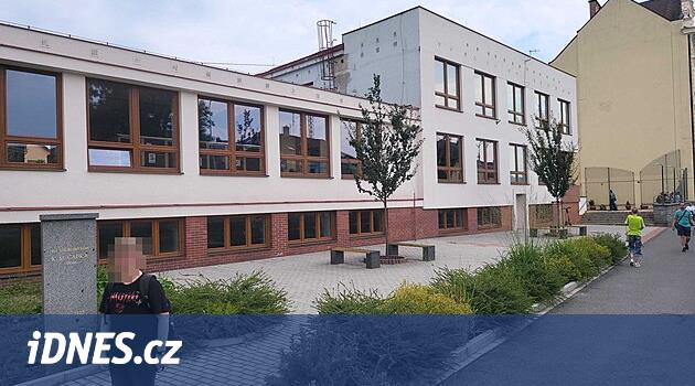 Domažlice'deki Schoolbirl sınıf arkadaşlarını bıçakladı, mahkeme koruyucu eğitimini uyguladı