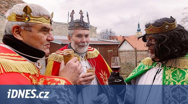 İlahiler ve şiirlerin okunması. Bağ bekçilerinin kortejinde köyün teyzeleri de vardı