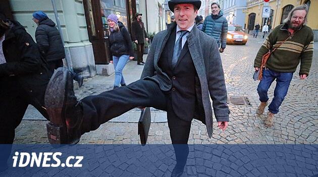 Evrak çantalı retro ofis çalışanları. Hızlı bir yürüyüşle Jihlava tekrar Monty Python'a katıldı