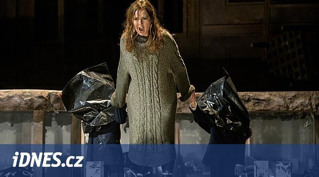 Gözden geçirme: Tam patlama. Médeu Ulusal Tiyatrosu'nun neden oynadığı bir gizem olmaya devam ediyor