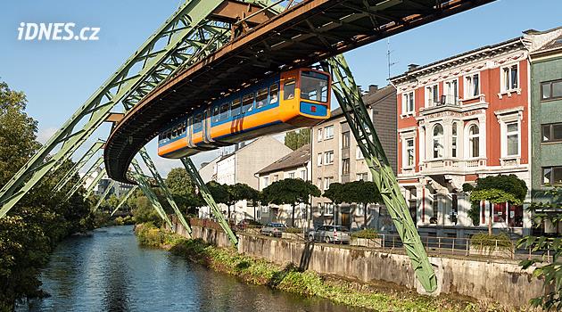 Unikátní vlak à la Verne. Wuppertalský monorail je divem hromadné dopravy