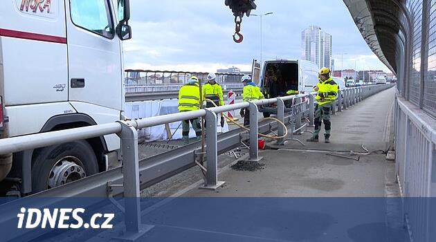 Nusle Köprüsü'nün mühürlerinin değiştirilmesi başladı, sütunlar tatil trafiğini önledi