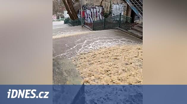 Nusle şelale. Sokak boru hattı kazalarını kapattı, polis arabasını çekmek zorunda kaldı