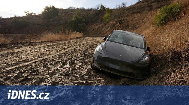 Yangınlardan sonra enkazla akan çamur. Yağmurlar Kaliforniya yeni sorunları getirdi