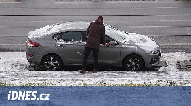 Buzullar nedeniyle yollar donmuş durumda. Prag'daki bazı otobüsler trafiği azalttı