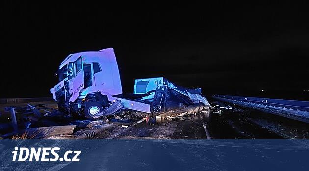 Kamyon Přerovsk'taki bariyerleri aştı. D1'de trafik her iki yönde de sınırlıdır