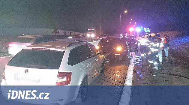 Prag çevre yolunda D1 yönünde dört araba yıkıldı. Trafik sınırlıdır