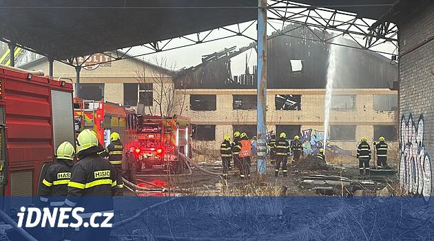 Eski Huti Poldi bölgesinde, terk edilmiş tuğla fabrikasının bir kısmı yanıyordu