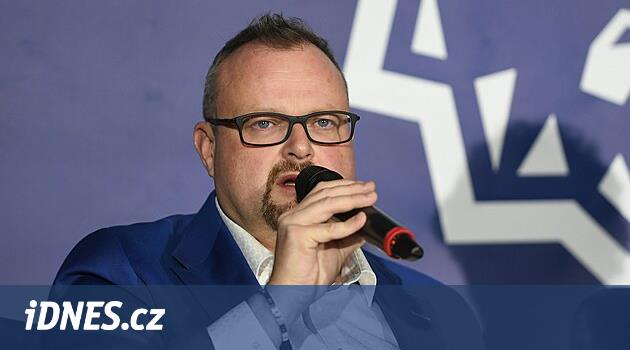 Jagry'yi takip eden bir adam. Kladno Hakkında Drastil: Takımda Jaromir'i onurlandıracak