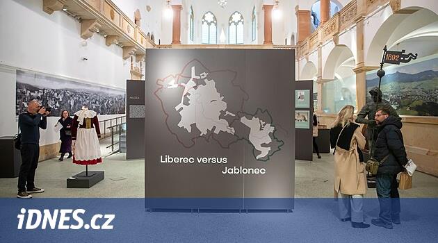 Liberec ve Jablonec. Sergi, şehirlerin rekabetini ve benzerliğini gösteriyor