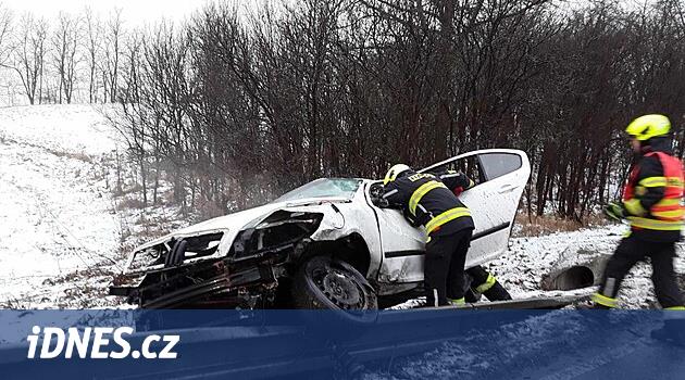 Kazayı cep telefonu fark edip yardım çağırırken, sürücü itfaiye tarafından kurtarılmak zorunda kaldı