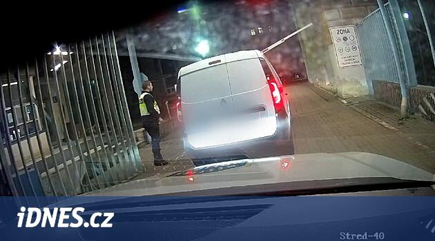 Memurlar sürücünün sarhoş olduğunu düşündü ancak sürücü çaresizce doğum hastanesine giden bir yol arıyordu.