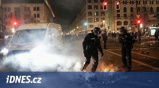 Almanya'da havai fişek gösterilerinde beş kişi öldü, kurtarma ekiplerine saldırılar bildirildi