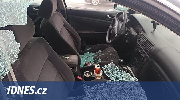 Üçlü arabaları parçaladı ve yaktı. Henüz deneyimlemedik, polis şaşırdı