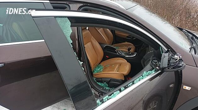 Mahkeme, Ústěk'te park halindeki araçları tahrip eden üçlüye denetim uyguladı