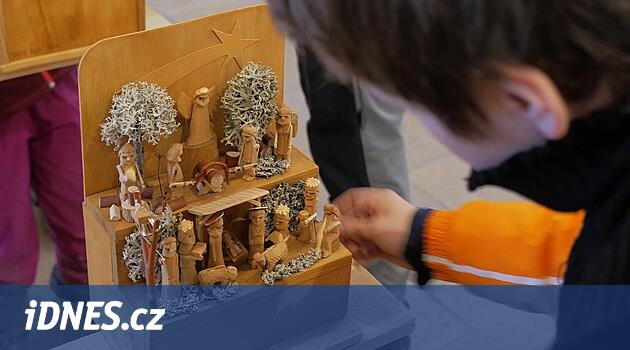 Nové Město'da eşsiz doğuş sahneleri sergileniyor. İnsanlar bunları kendileri taşıyabilir