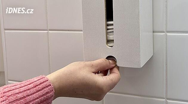 Öğretmenlerin artık kızlara ped alması gerekmiyor. Ostrava düzinelerce okulu yardımlarla donattı