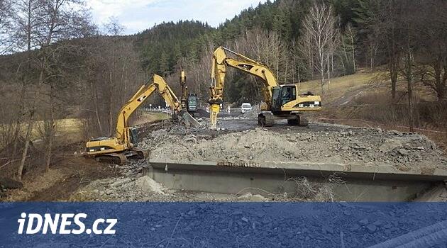 Pilsen'e ana hareket halinde, yol işçileri başka bir köprüyü yıkıyor, dolambaçlı yola kadar koşacak