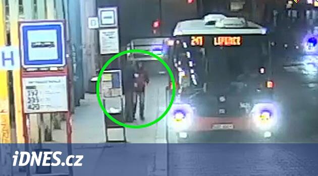 Haydutlar Smíchov'da bir adama saldırdı ve onu yaraladı, ardından içlerinden biri tek başına saldırdı