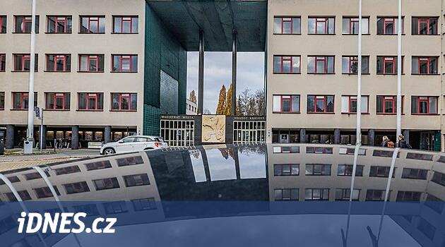 Takım elbiseli memurlar dayanamaz. Hradec belediyeyi onaracak, yeşil çatı ekleyecek