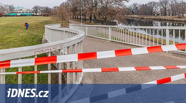 Hradec'te Elbe üzerindeki yoğun köprüye giden rampaları kapatmak zorunda kaldılar, yıkılma tehlikesiyle karşı karşıyalar