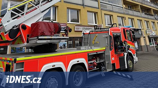 Kladno yüksek katlı bir binada yaktı, itfaiyeciler 32 kişiyi tahliye etmek zorunda kaldı