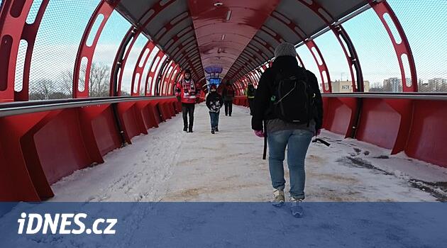 Pardubice kar altında yaya köprüsü yaparak eğleniyor. Kapalı alanda kros koşusu mu? Harika, insanlar yazıyor