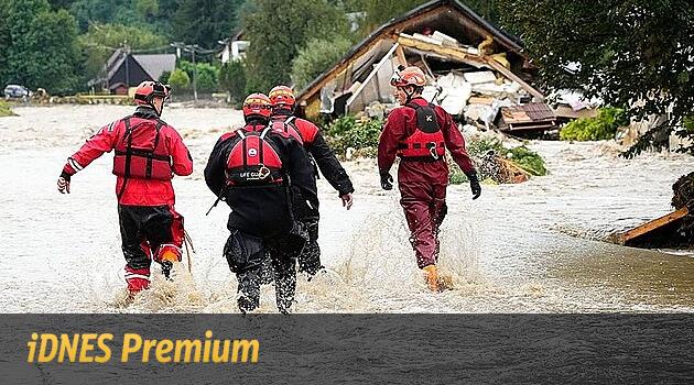 Seller 2024 | Sel sularına kapılıp giden arabadaki gençleri hâlâ bulamadılar. Kurtarma görevlisi, belki de Çek Cumhuriyeti'nde olduklarını söylüyor