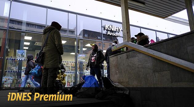 Kükreyen, kavga eden ve çalan. Ana tren istasyonu Brno'nun yüz karası, polis memurları güçsüz