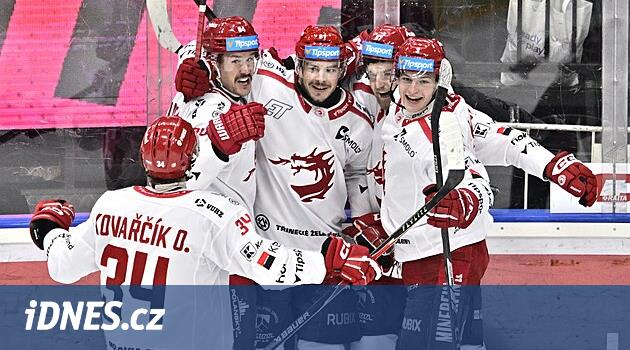 Třinec ovládl šlágr na Spartě, Olomouc srazila Litvínov, Hradec vyhrál